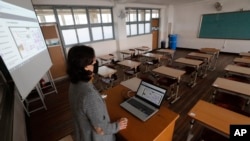 Seorang guru mengajar kelas online di tengah wabah corona di sekolah menengah perempuan Seoul di Seoul, Kamis, 9 April 2020. (Foto: dok).