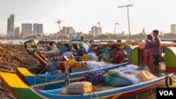 Fishing boat are parked along the Mekong riverbank on the evening of Oct. 14, 2019 in Phnom Penh, Cambodia. (Malis Tum/VOA Khmer)