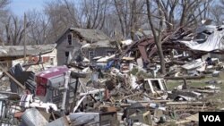 Tornado memporak-porandakan kota kecil Tushka, di Oklahoma Kamis malam (14/4).