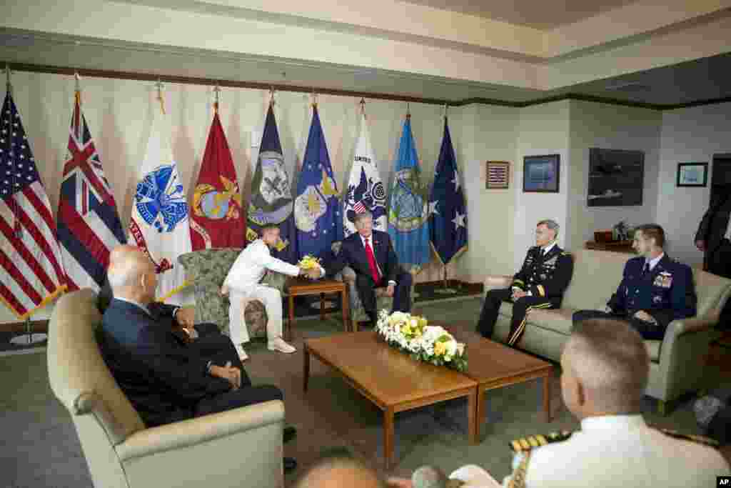 在夏威夷的美军太平洋司令部,美国总统川普参加简报会,与美军太平洋司令部司令哈里·哈里斯上将握手(2017年11月3日)。美军太平洋司令部是美军责任地理范围最广的联合作战司令部。它拥有37万5000兵力,属下的太平洋舰队拥有大约200艘战舰、1100架战机,海军陆战队包括两个远征部队和8万6千名海军陆战队员,空军拥有400多架战机和4万6000名空军人员,陆军部队则拥有近11万人。