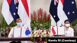 Menlu Australia Marise Payne dan Menlu RI Retno Marsudi (kanan) seusai penandatanganan nota kesepakatan (MOU) pakta pertahanan di kantor Kemenlu RI di Jakarta, 9 September 2021. (Kemlu RI)
