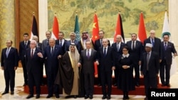 왕이(앞줄 가운데) 중국 공산당 중앙정치국 위원 겸 외교부장과 사우디아라비아, 요르단, 이집트, 인도네시아, 팔레스타인 자치정부(PA) 외교장관, 히세인 브라힘 타하 이슬람협력기구(OIC) 사무총장이 20일 베이징 댜오위타이 국빈관에서 회동하고 있다.