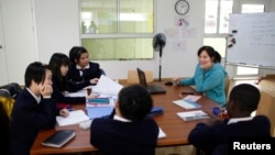 资料照:中国江苏省常州市牛津国际公学常州学校的教师在给学生们上课。(2013年1月10日)