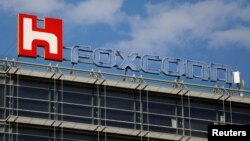 រូបឯកសារ៖ ស្លាកសញ្ញា​របស់​ក្រុមហ៊ុន Foxconn នៅ​ខាងលើ​អាគារ​របស់​ក្រុមហ៊ុន​នៅ​ទីក្រុង​តៃប៉ិ កោះតៃវ៉ាន់។