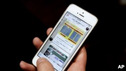 一位伊朗公民在手机上使用跨平台即时通信应用Telegram - 资料照片