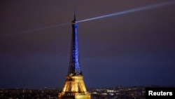 Ajfelova kula u Parizu osvetljena je bojama ukrajinske zastave povodom prve godišnjice ruske invazije na Ukrajinu, 23. februara 2023.