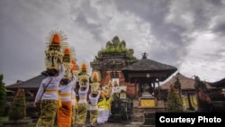 Warga menuju sebuah pura di Bali. (Foto: Courtesy/Gus Santi Utama)