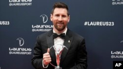 Pemain sepak bola Argentina Lionel Messi berpose dengan penghargaan Laureus Awards yang ia terima dalam ajang penghargaan yang berlangsung di Paris, pada 8 Mei 2023. (Foto: AP/Lewis Joly)
