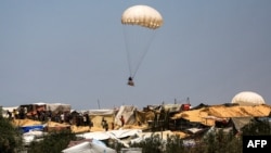 Bantuan kemanusiaan dijatuhkan di air terjun Khan Yunis di dekat tenda-tenda yang menampung warga Palestina yang mengungsi akibat konflik di Jalur Gaza selatan pada 4 Juni 2024. (Foto: AFP)
