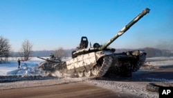 在这张由俄罗斯国防部新闻局于2022年2月15日提供的视频截图显示，俄军坦克在俄罗斯进行演习后返回其永久基地。