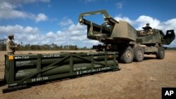 Tentara AS mempersiapkan derek untuk memuat Sistem Rudal Taktis Angkatan Darat (ATACMS) ke Sistem Roket Artileri Mobilitas Tinggi (HIMARS) (foto: dok). 