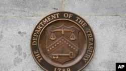 2021年5月4日，美国财政部大楼外的美国财政部徽标。（美联社照片）