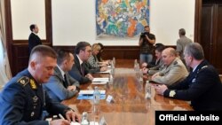 Sastanak predsedavajućeg Vojnog komiteta NATO, vazduhoplovnog maršala Stjuarta Piča, sa delegacijom Srbije predvođenom predsednikom Republike Aleksandrom Vučićem, u Beogradu, 17. septembra 2019. (Foto: Ministarstvo odbrane Srbije)