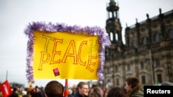 Penentang gerakan anti-Islam Pegida berkumpul saat demonstrasi di Dresden, Jerman, 6 Februari 2016.