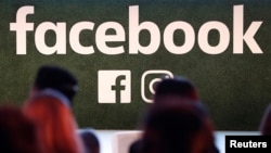 Sebuah logo Facebook tampak dalam konferensi Kumpul-Kumpul Facebook di Brussels, Belgia, 23 Januari 2018 (foto: REUTERS/Yves Herman)