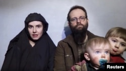 Hình ảnh gia đình ông Joshua Boyle, bà Caitlan Coleman và hai người con trai từ video trên mạng truyền thông do Taliban đưa lên, ngày 19/12/2016.