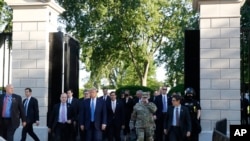 美国总统特朗普离开白宫前往圣约翰教堂。（2020年6月1日）