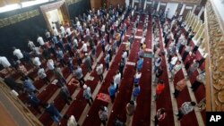 Salat Jumat dengan jarak sekitar 1 meter satu sama lain di sebuah masjid di Bandung, Jawa Barat, untuk mencegah perebakan virus corona, Jumat (20/3). (Foto: dok).