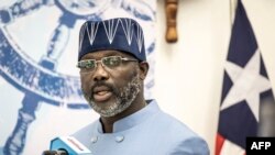 Le président du Liberia, George Weah, s'adresse à la presse lors de l'inauguration du nouveau bâtiment du Liberian International Ship and Corporate Registry à Monrovia, le 19 novembre 2021.