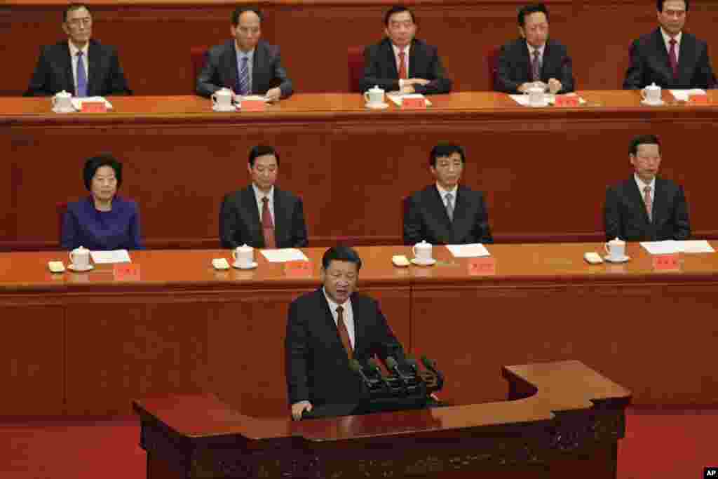 中国国家主席习近平在北京人民大会堂举行的解放军建军90周年大会上发表讲话 (2017年8月1日)。后面第一排左起:孙春兰、刘奇葆、王沪宁、张高丽。习近平在这次讲话中两次提到毛泽东和邓小平,没提到前任军委主席江泽民和胡锦涛。习近平说:“我们深切怀念创建和培育了人民军队的毛泽东、周恩来、刘少奇、朱德、邓小平同志和彭德怀、刘伯承、贺龙、陈毅、罗荣桓、徐向前、聂荣臻、叶剑英同志等老一辈革命家和军事家。”中共十大元帅,这里提到9个,另一个是林彪。这次大会,江泽民和胡锦涛没参加,而10年前的大会,前任领导人参加了。