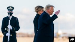 Donald Tramp sa suprugom Melanijom pred ukrcavanje na let za Floridu 20. januara 2021.(AP Photo/Manuel Balce Ceneta)