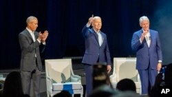 ប្រធានាធិបតី​សហរដ្ឋអាមេរិក​លោក Joe Biden អតីតប្រធានាធិបតីអាមេរិក​លោក Barack Obama និង​អតីតប្រធានាធិបតី​អាមេរិក​លោក Bill Clinton ចូលរួម​ពិធីរៃអង្គាសថវិកា​មួយ នៅទីក្រុងញូវយ៉ក កាលពីថ្ងៃទី២៨ ខែមីនា ឆ្នាំ២០២៤។ 