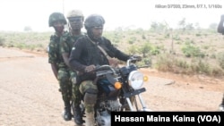 Laftanar Janar Taoreed Abiodun Lagbaja akan babur, za su je yakar ‘yan bindiga
