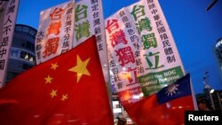 支持两岸统一与支持台湾独立的民众在台北的一个集会上对峙。（资料照片，2016年5月14日）