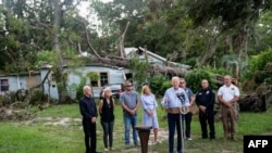 拜登总统和夫人吉尔·拜登9月2日（星期六）视察了遭遇飓风伊达利亚袭击的佛罗里达社区。图为拜登总统站在一座被飓风吹倒的大树砸毁民房前发表讲话。