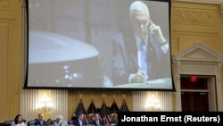 Detalj sa pretresa pred odborom koji istražuje napad na američki Kongres (Foto: REUTERS/Jonathan Ernst)