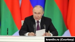 2025년 3월 13일 모스크바 크렘린궁에서 블라디미르 푸틴 러시아 대통령이 알렉산드르 루카셴코 벨라루스 대통령과 정상회담 후 공동 기자회견에서 발언하고 있다. (출처: kremlin.ru)