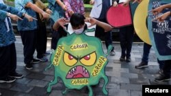 Pertunjukan mengenai virus korona oleh para pelajar di Solo, Jawa Tengah, 6 Februari 2020. (Foto: Antara via Reuters)