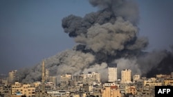 Asap mengepul selama serangan udara Israel di Kota Gaza pada 12 Oktober 2023 saat pertempuran sengit antara Israel dan gerakan Hamas berlanjut selama enam hari berturut-turut. (Foto: AFP)