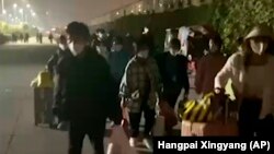 富士康在河南郑州的苹果代工厂工人因新冠病毒疫情逃出被封的厂区。（2022年10月29日）