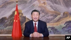 នៅក្នុងរូបដែលចេញផ្សាយដោយទីភ្នាក់ងារសារព័ត៌មាន Xinhua បង្ហាញពីប្រធានាធិបតីចិនលោក Xi Jinping ផ្ញើសារចូលឆ្នាំថ្មី នៅថ្ងៃអង្គារ ទី៣១ ខែធ្នូ ឆ្នាំ២០២៤ នៅទីក្រុងប៉េកាំង។ (Ju Peng/Xinhua via AP)