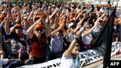 Nhân viên y tế hô khẩu hiệu trong một cuộc biểu tình bên ngoài quốc hội Hy Lạp tại Athens