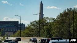 Iring-iringan mobil yang membawa Presiden AS Joe Biden melintas jalan di Washington DC, Sabtu, 13 April 2024. Biden mempersingkat liburan dan kembali ke ibu kota AS menyusul penyerangan oleh Iran terhadap Israel pada hari yang sama. (Foto: Samuel Corum/AFP)
