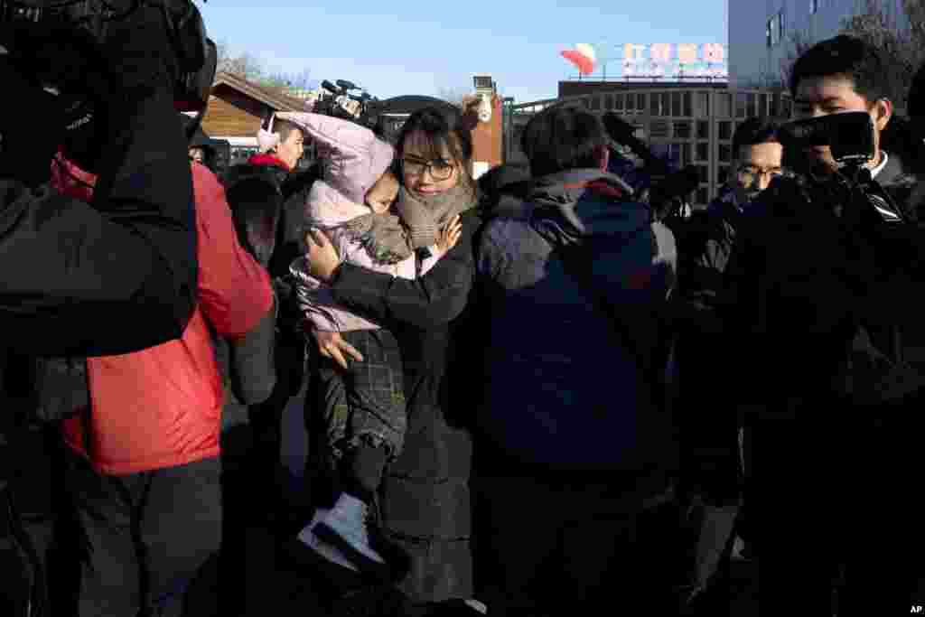 在中国北京的红黄蓝幼儿园外面,一名妇女告诉媒体说,她将孩子从幼儿园带回家。(2017年11月24日)。 警方公告称,已将一名22岁的女性幼儿教师刑拘,罪名是涉嫌虐待被监护人罪,但未公布罪行细节。此前两天,警方曾刑拘一名被指涉嫌在网络散布虚假信息的女子。