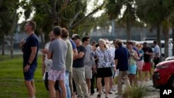 Birači stoje u redu na glasačkom mestu na Floridi