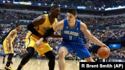 Vučević u duelu sa centrom Indijana Pejsersa Rojom Hibertom