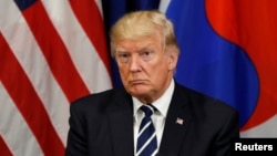Presiden Amerika Serikat Donald Trump dalam pertemuan dengan presiden Korea Selatan Moon Jae-in di jeda Sidang Majelis Umum PBB di New York, 21 September 2017. (REUTERS/Kevin Lamarque).