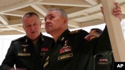 Ruski ministar odbrane Sergej Šojgu (desno) na kosmodromu ruske vojske u regionu Arhangelsk na severozapadu Rusije, 24. aprila 2024. (Foto: AP/Pres služba ruskog ministarstva odbrane)