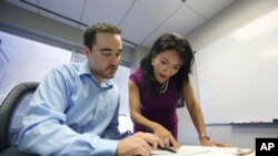 Survei menunjukkan semakin banyak pria yang merasa tidak nyaman bekerja sama dengan wanita sejak lahirnya gerakan #MeToo dua tahun lalu. (Foto: AP)