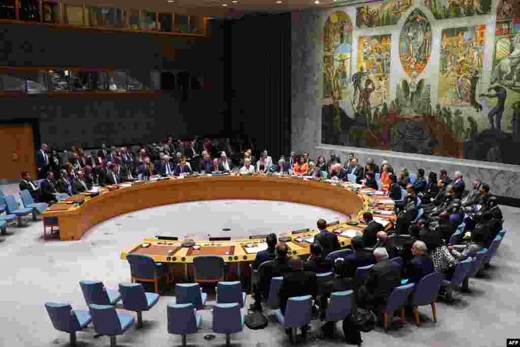 美国总统特朗普2018年9月26日在纽约联合国总部主持联合国安理会会议。上午10点,他宣布会议开始,并首先代表美国发言。他抨击伊朗在中东扩散导弹,是世界恐怖主义的支持者;他为美国退出伊朗核协议辩护,表示这种单方面交易为伊朗发展核导提供了资金。然后特朗普话锋一转,警告中国不要干预美国的中期选举。