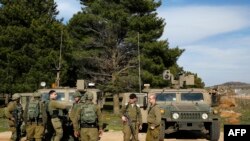 Tentara Israel berkumpul di Dataran Tinggi Golan yang dicaplok Israel, di perbatasan dengan Suriah, 27 Februari 2020. (Foto: AFP)