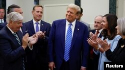 Članovi Nacionalnog komiteta senatskih republikanaca aplaudiraju Trampu, 13. jun 2024. (REUTERS/Evelyn Hockstein)
