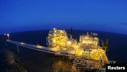 Anjungan produksi minyak dan gas bumi, Mike-Mike, yang dioperasikan PT Pertamina, di lepas pantai Jawa Barat, 16 Juli 2015.