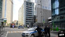 Polisi memblokir kawasan sekitar gedung perkantoran yang rusak oleh serangan drone di Pusat Bisnis Internasional Moskow (Moskva City), di Moskow, Rusia, 20 Juli 2023. (Foto: Alexander Nemenov/AFP)