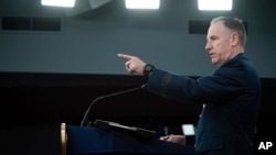 패트릭 라이더 국방부 대변인이 정례 브리핑을 하고 있다. (자료사진)