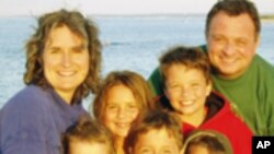 16일 이스라엘 예루살렘의 병원 주차장에서 로켓 공격 경고 알람이 울리자 급히 대피하는 여성들.